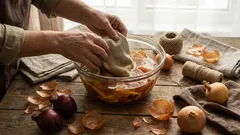 Versterkt het haar, weert ongedierte af: 5 manieren om uienvellen thuis en voor planten te gebruiken